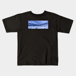 Dove Lake in the Snow Kids T-Shirt